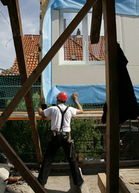 Die am Kran hängende, immerhin 8,50 Meter lange Wand...